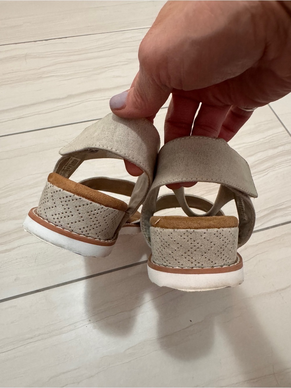 BOBS from Skechers Taupe/Grey Strap Sandals Wedge Heel Vegan Friendly Sz 9 W - Picture 4 of 10